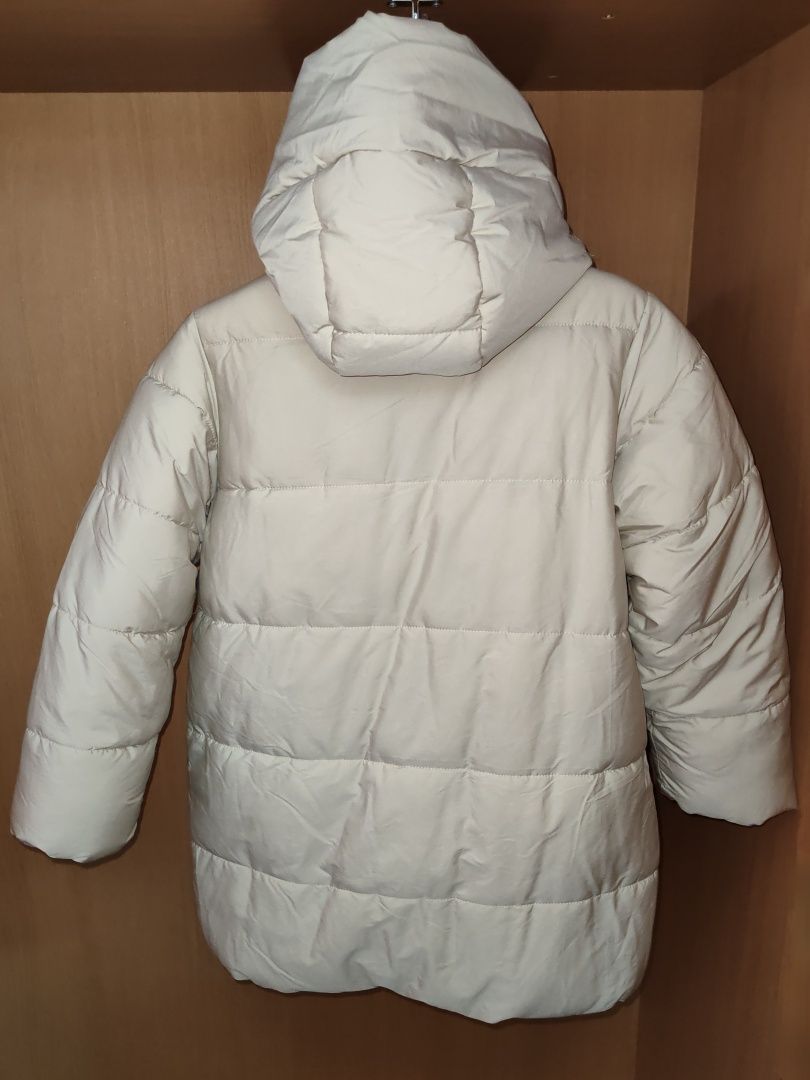 Куртка детская утеплённая с капюшоном на молнии 134-го размера.