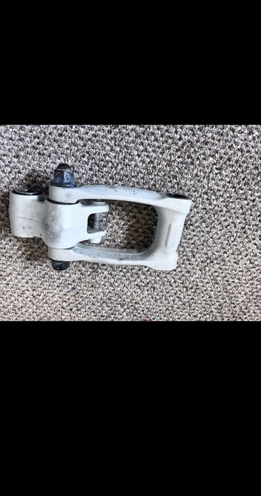 Husqvarna 701 - legatura dintre bascula - cadru - amortizor spate