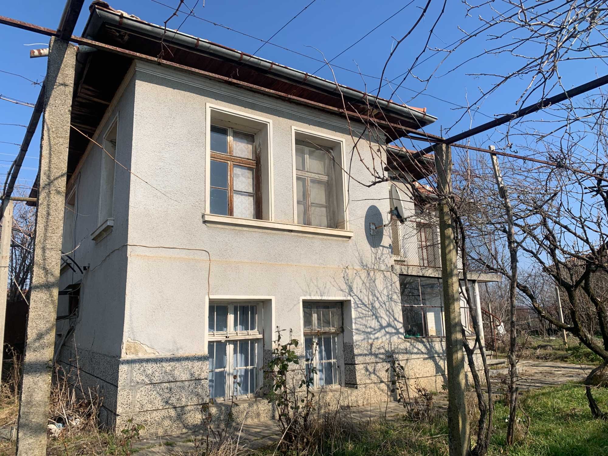 ДВУЕТАЖНА КЪЩА с двор с. Марино поле