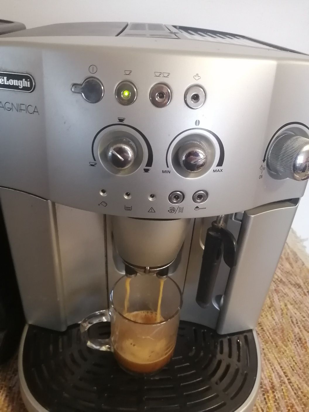 Expresor cafea Delonghi Magnifica gri și negru