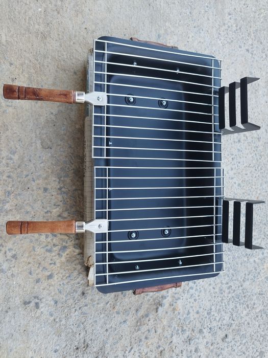 Преносима скара хибачи, изработена изцяло от стомана.