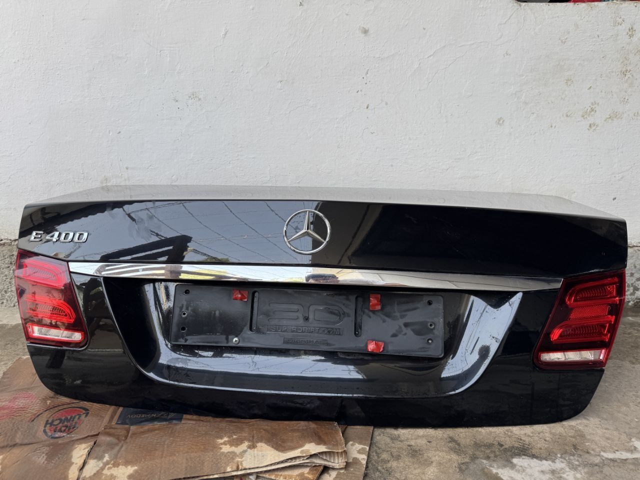 Oldi orqa kapot,oldi orqa banfer ,oldi rishotka  mercedes e 400niki ..