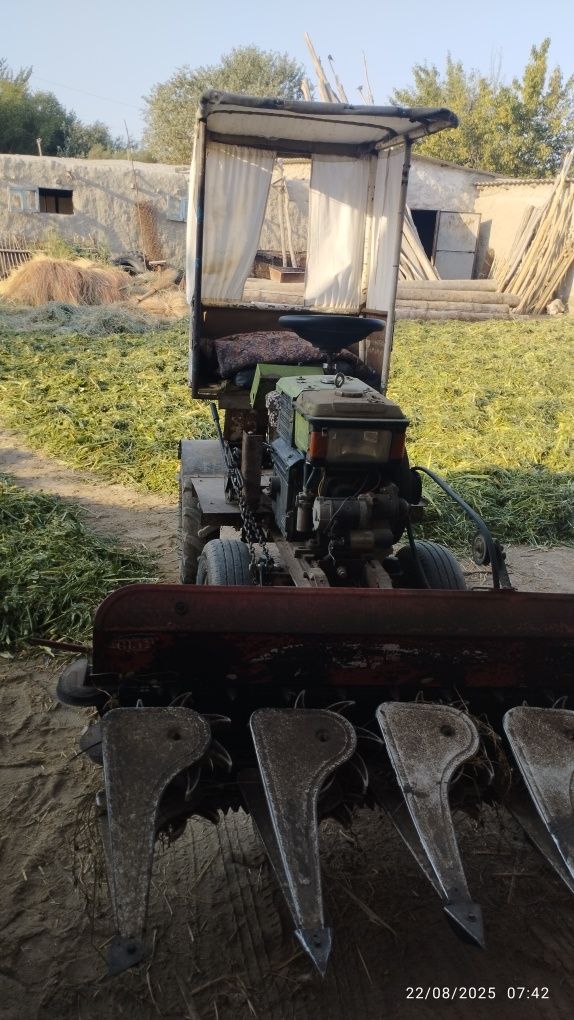 Mini traktor va jatka sotiladi