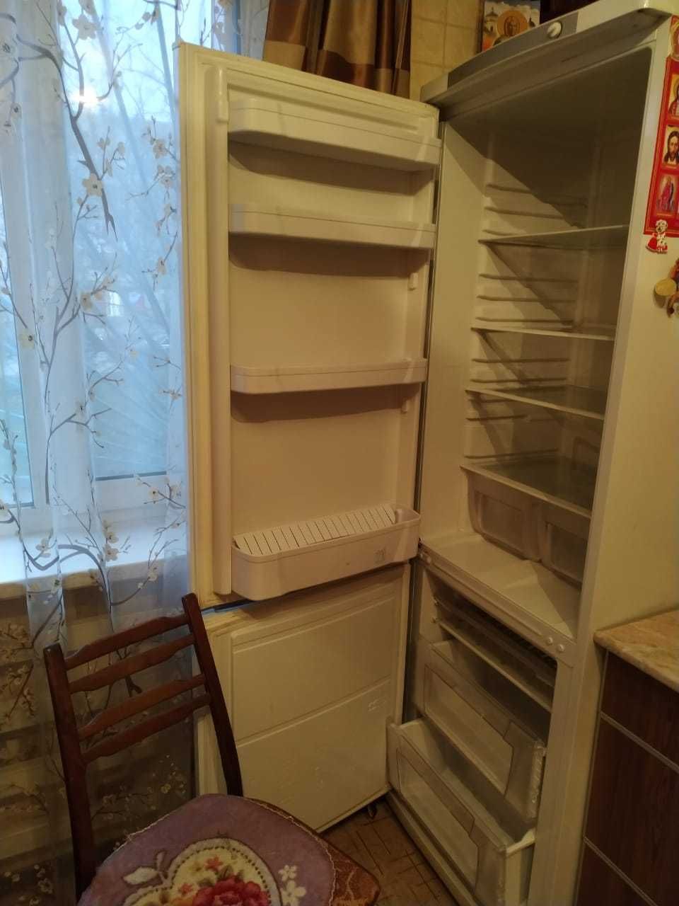 Холодильник Indesit,рабочий,только не морозит,нужно фреон закачать.Б/у