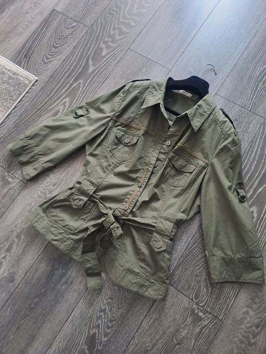 Jacheta in stil safari sau militar.