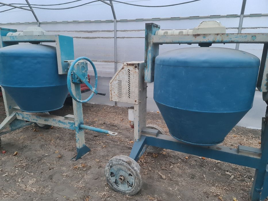 Betonieră mare silentioasa profesională Polieri-300 L+vibrator beton.