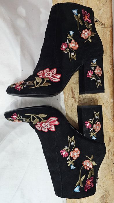 Ghete toc negre cu model floral nr 37 Bershka