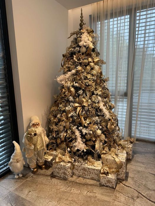 Продавам елха с всички налични играчки, по избор златни или червени!