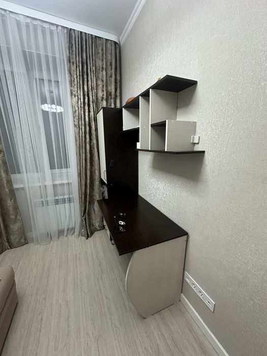 Стол со шкафкой.