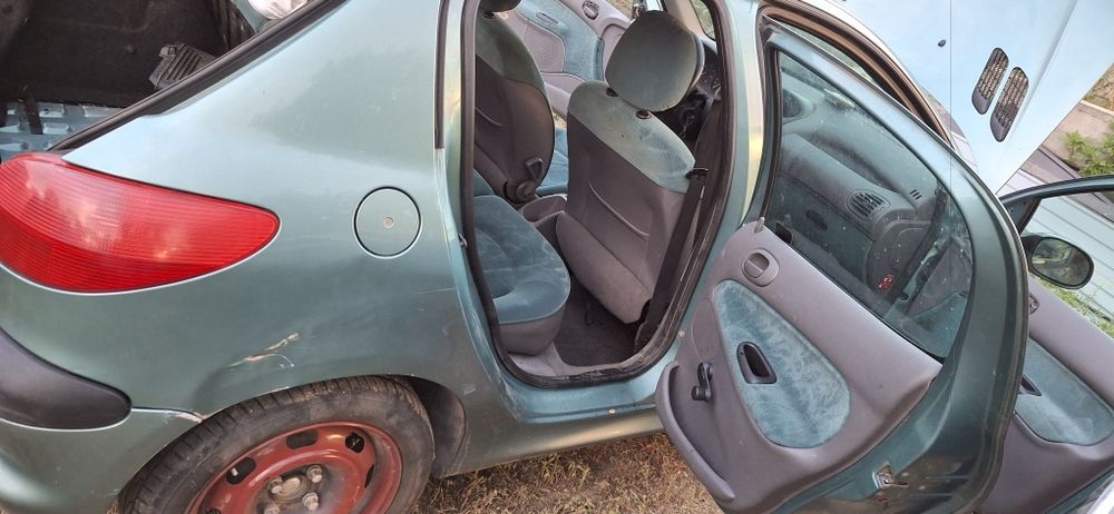 Dezmembrez Peugeot 206 2l hdi kilometri 145000