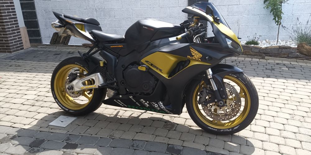 Honda CBR 1000 R  2006   (se conduce cu A2)