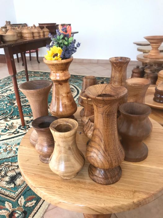 Sculpturi din lemn lucrate manual