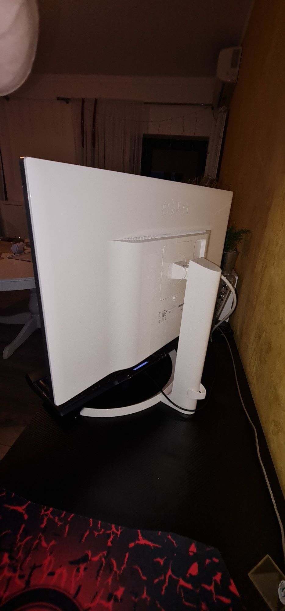 Vand / Schimb urgent Setup complet PC + monitor 27"+ Birou