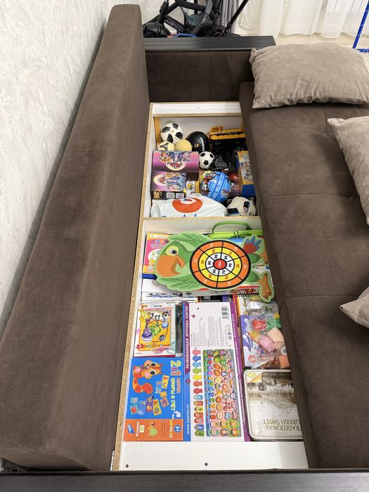 Продается диван размером 2,15х90