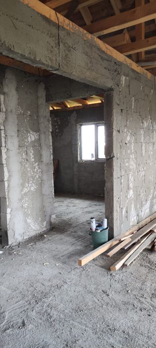 Casa la roșu de vânzare