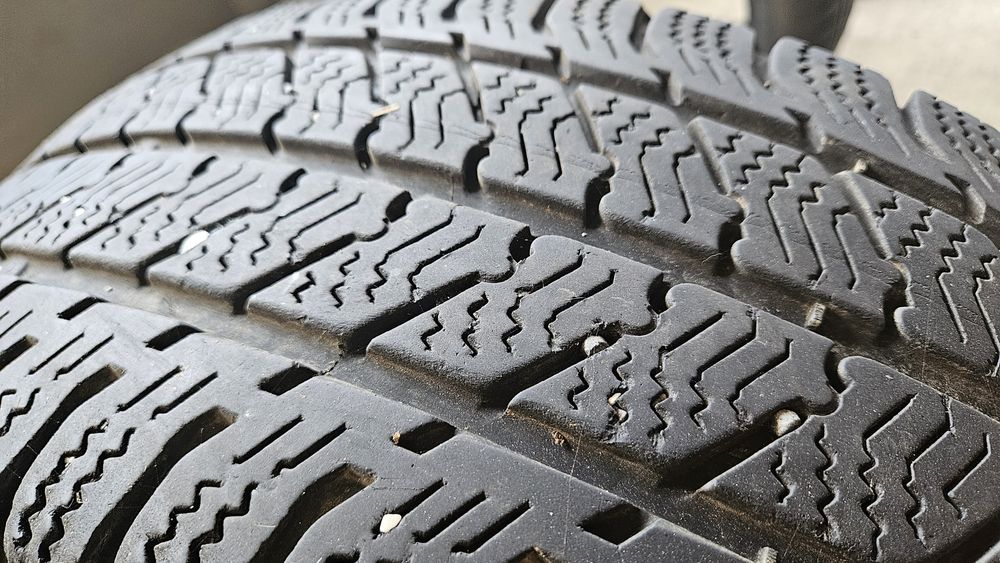 2бр гуми 225 65 16С дот 22 семперит