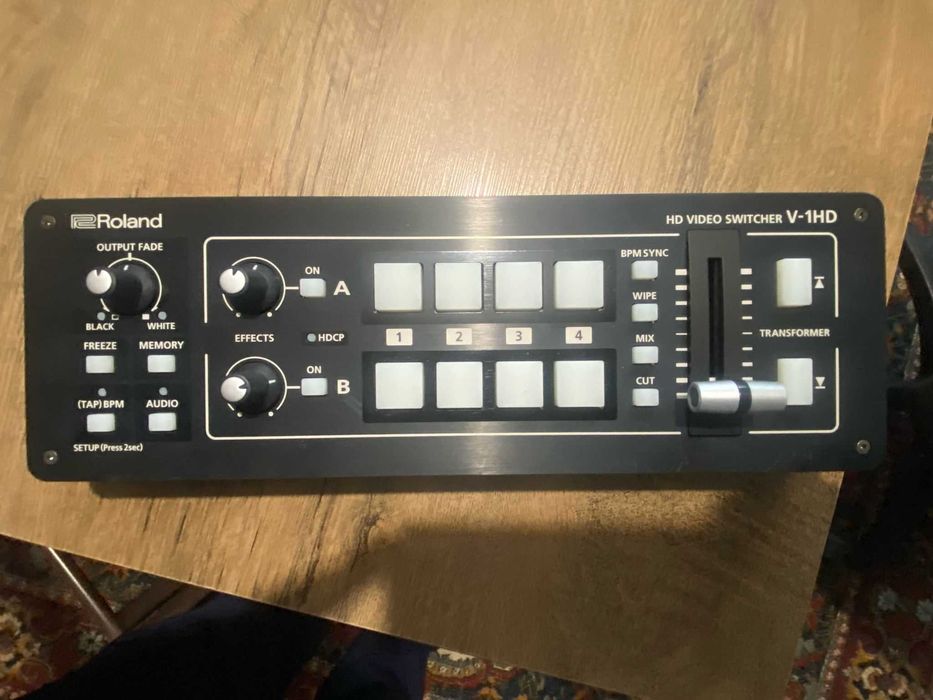 Mixer video Roland V1