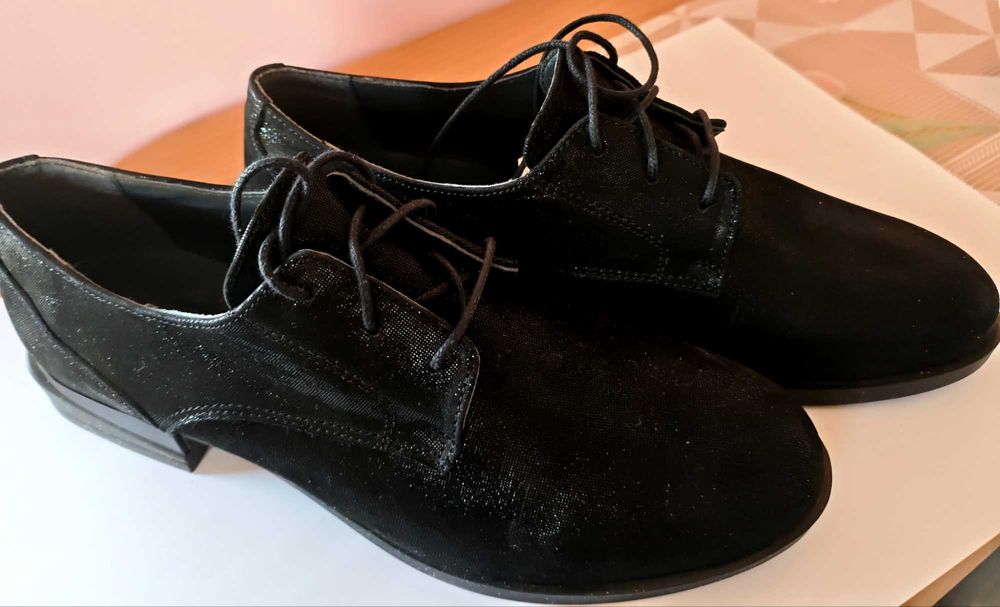Дамски затворени обувки с връзки, от естествена кожа, номер 41.