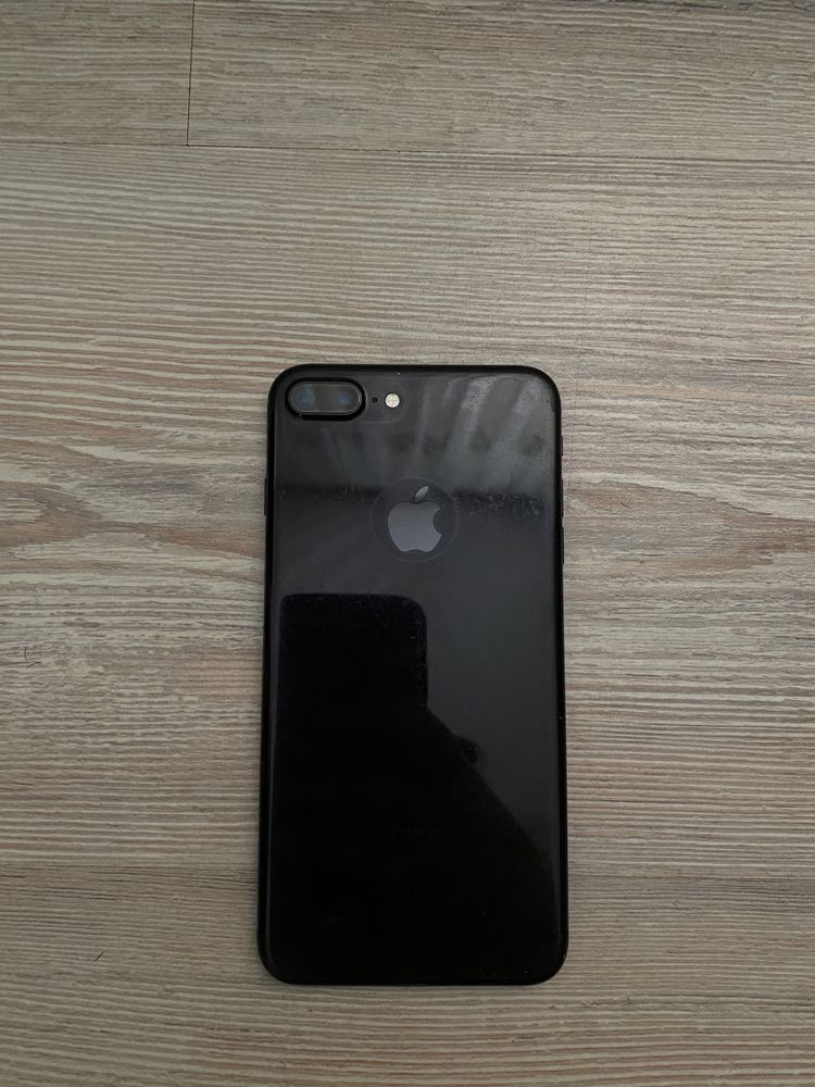 Продам Iphone 7+