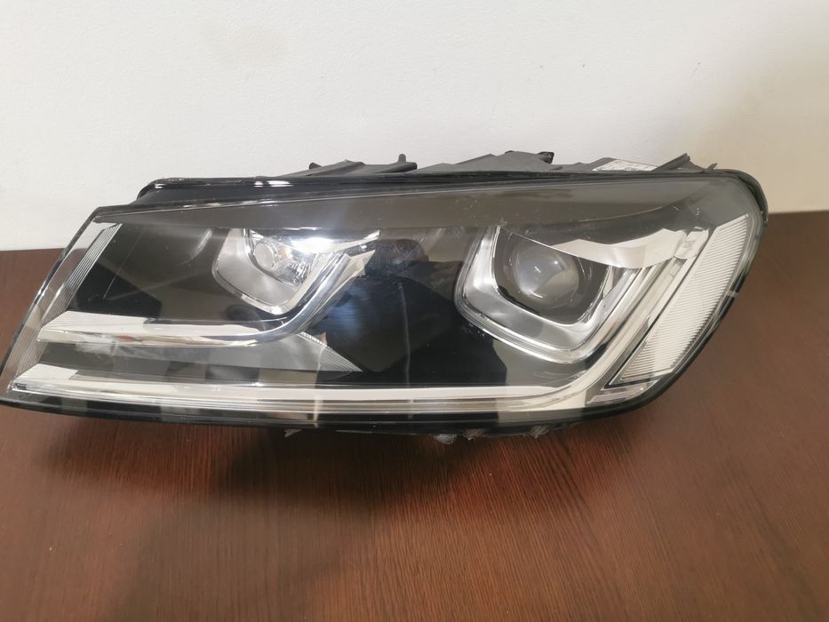 Far stânga vw tuoareg an 2015