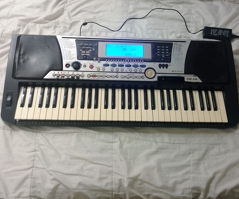 Продаю Yamaha psr-550 синтезатор