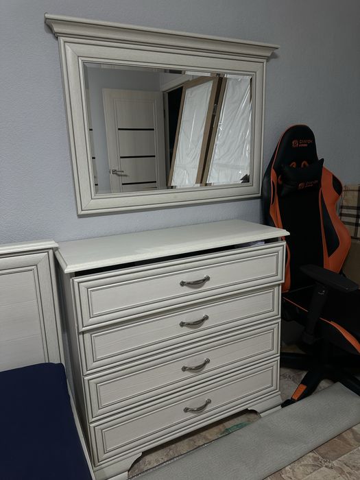 Комод с зеркалом