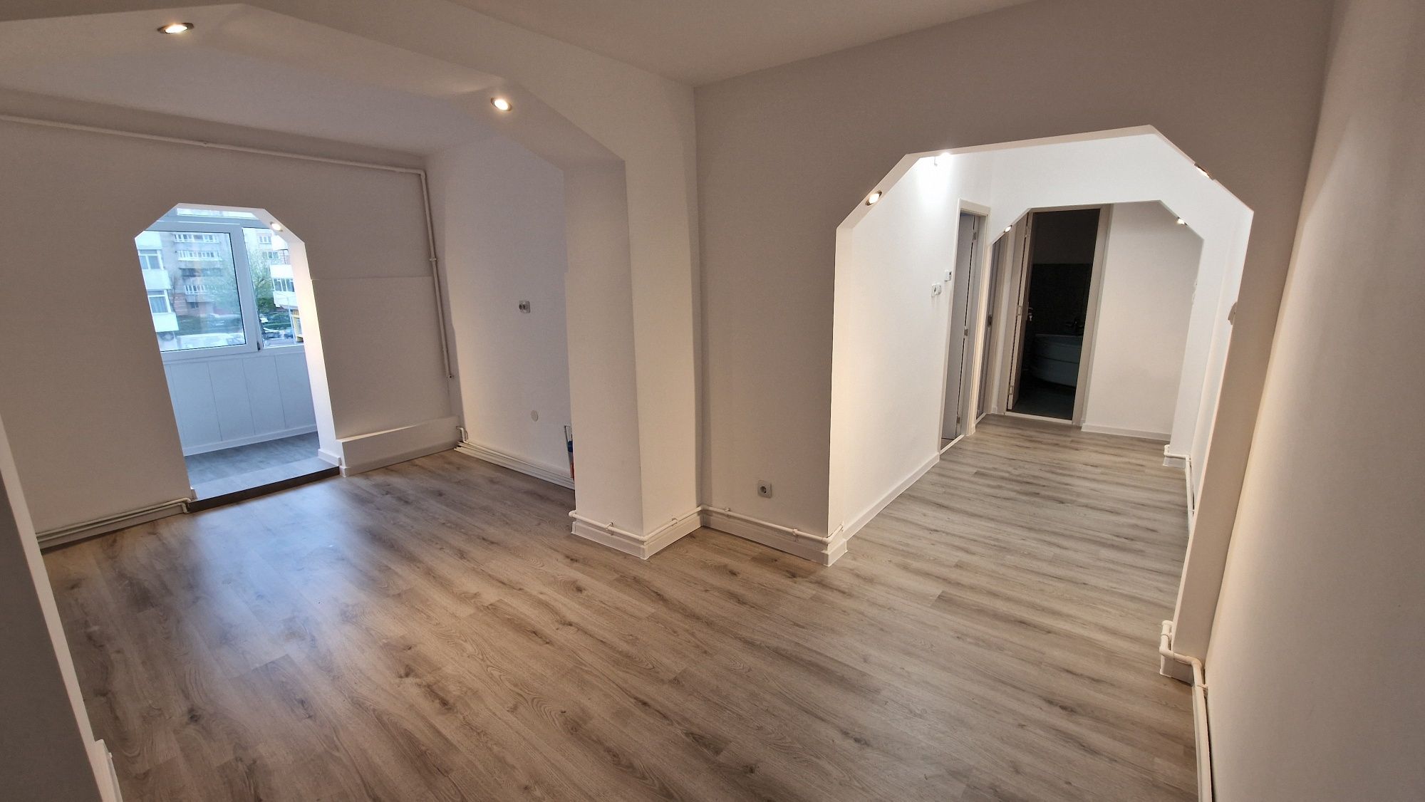 De vânzare apartament cu 3 camere 75 m² utili, et2