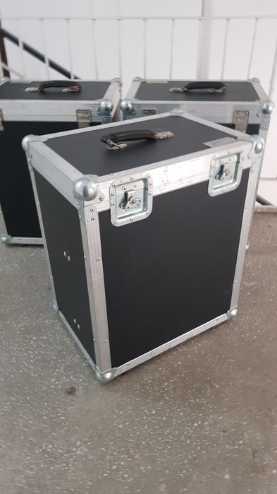 Valiza casse scule cabluri consola mixer microfon drona laptop lumini