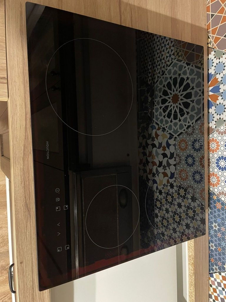 Vând plita pe inducție Electrolux