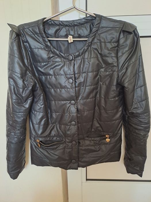 Черно олекотено яке