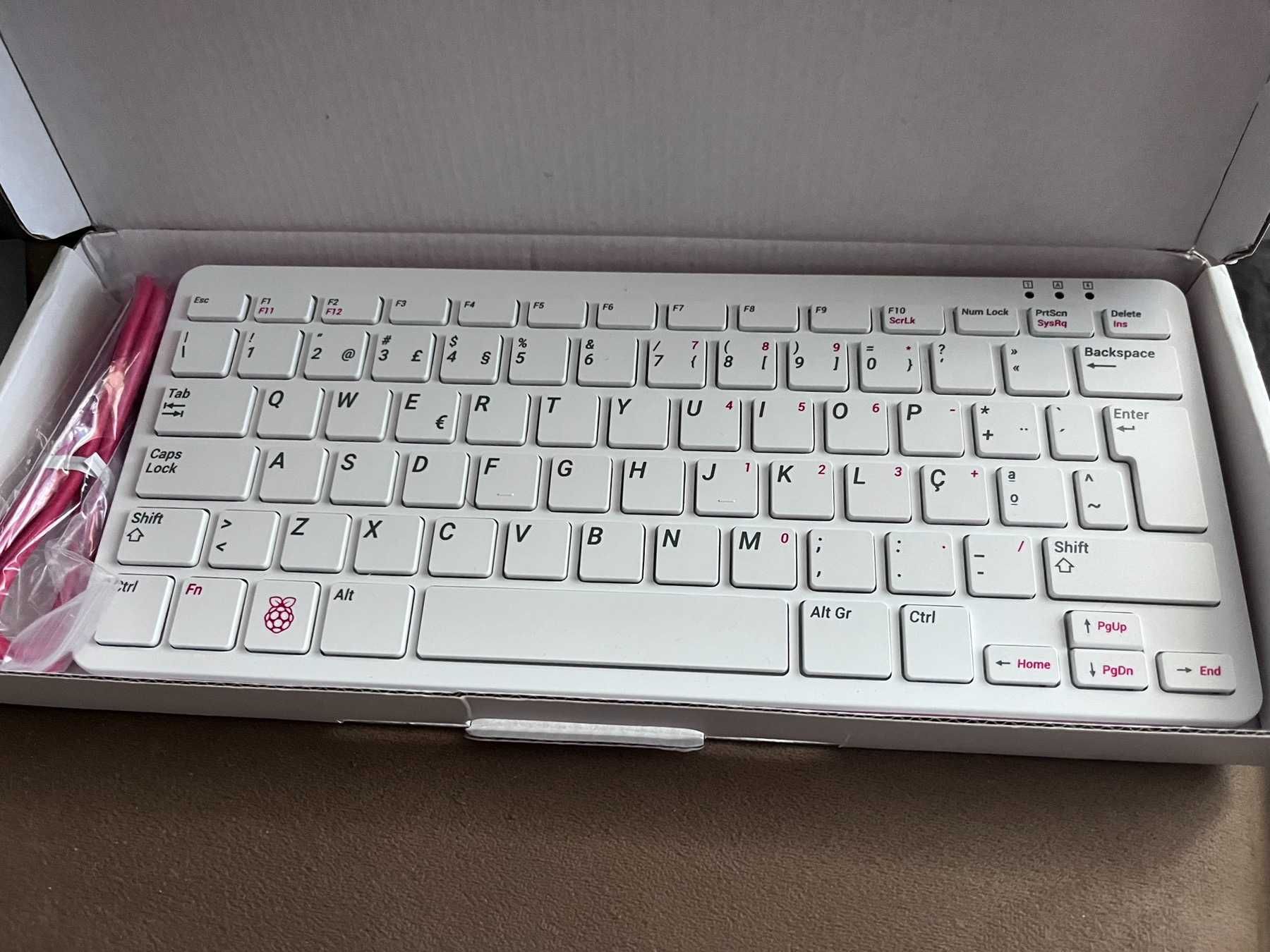 Нов комплект Raspberry Pi 4 Desktop Kit аксесоари