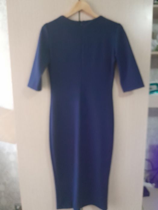 Продам платья пару раз носила чистая без запаха.