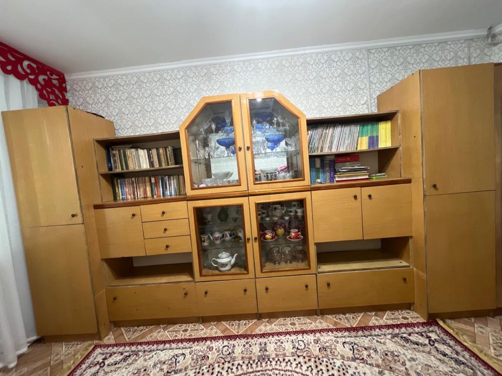 Продам Белорусскую горку стенку за дещево, в подарок все посуды и книж