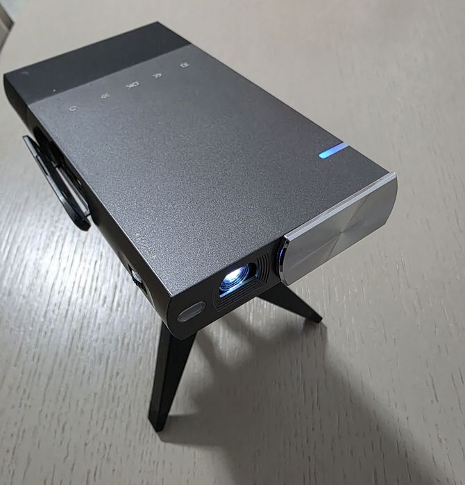 Videoproiector portabil cu acumulator