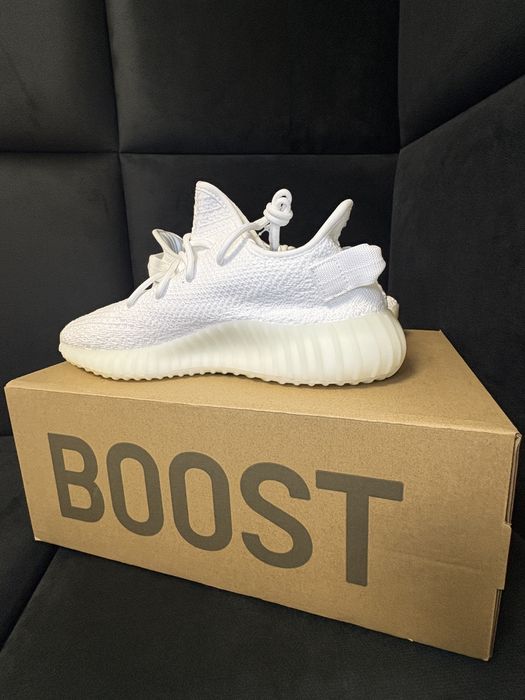 Adidasi Yeezy boost