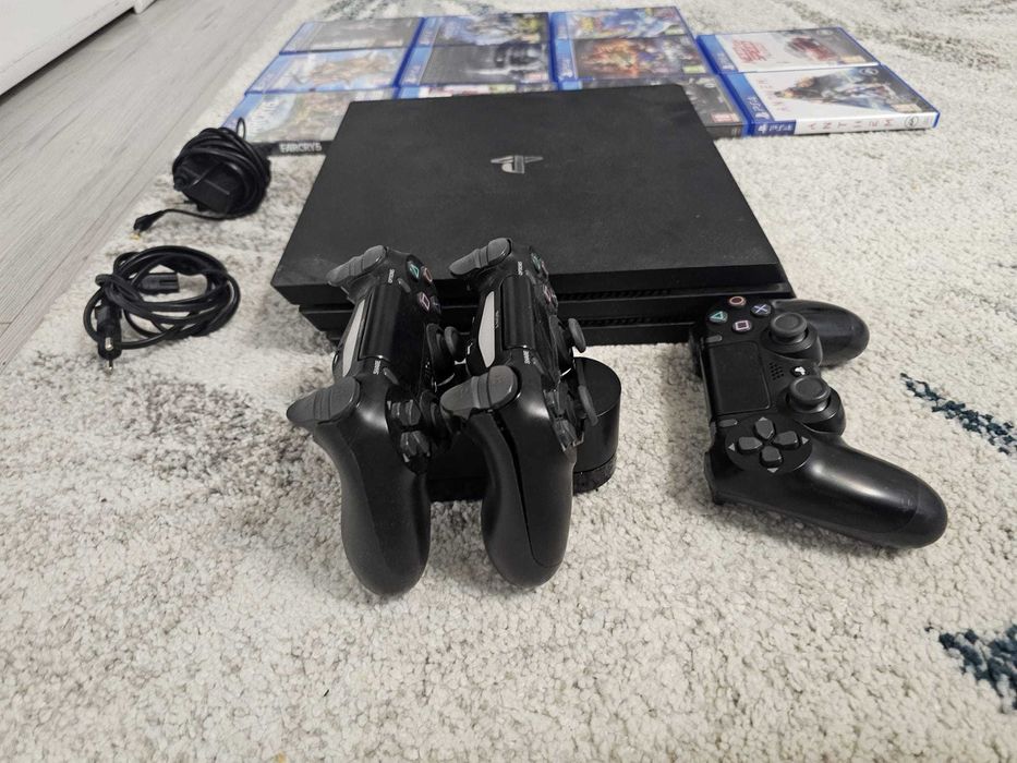 PlayStation 4 Pro 1TB + 3 controllere + stand original Sony + 11 joc