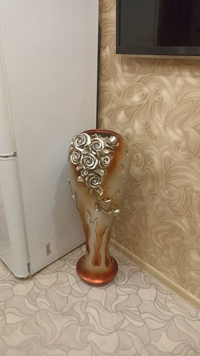 Продам вазу напольную