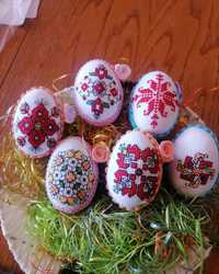Бродирани яйца за Великден.