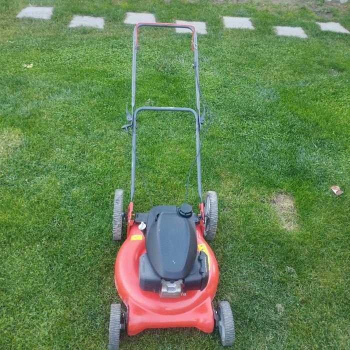 Masina detuns iarba pe benzina