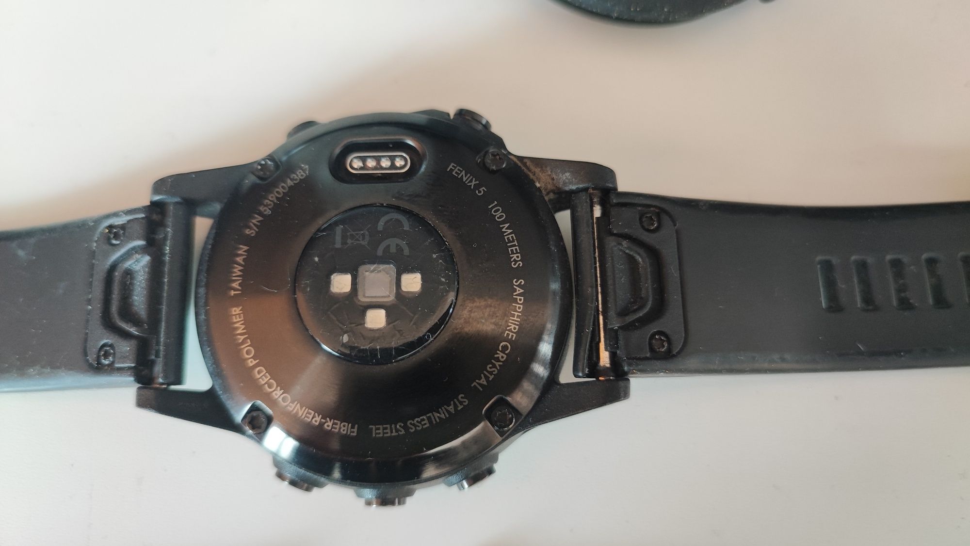 Продавам Garmin Fenix 5