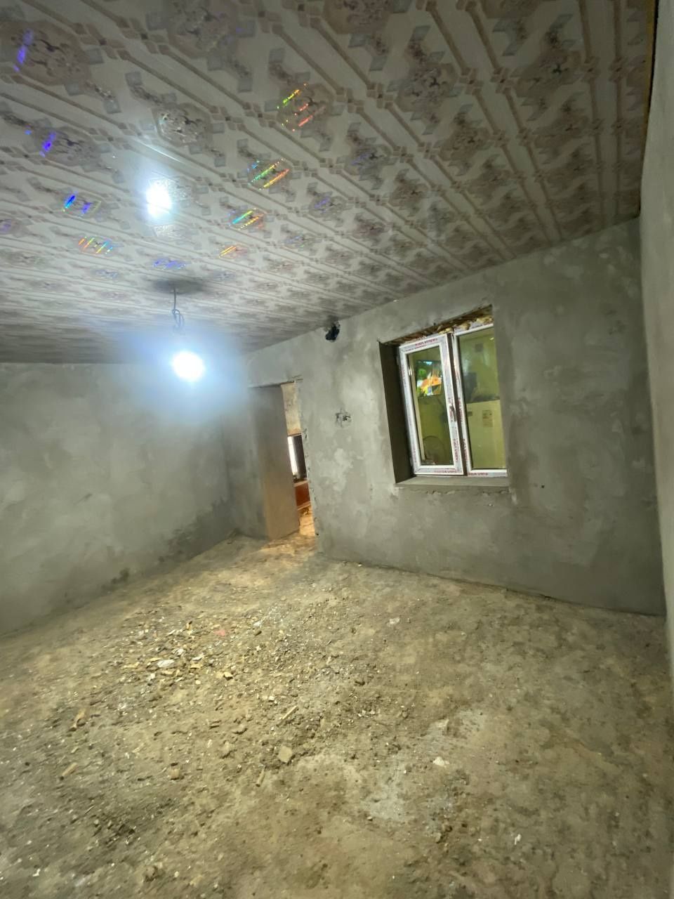 Уй сотилад 4 та хона общий 3 сотк мошина бэмалол кирад янгиюл шахар .