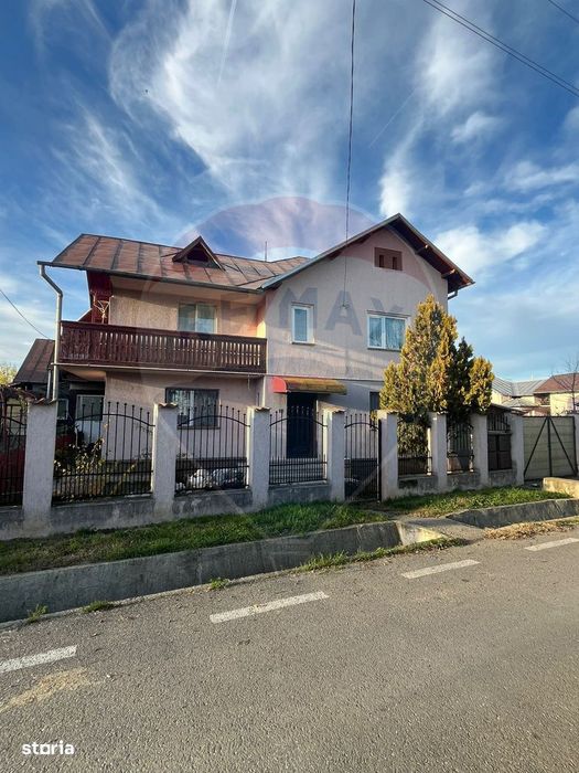 Casa cu 5 camere de vanzare in Priseaca