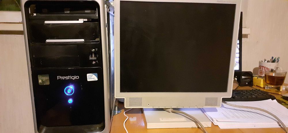 Продавам компютър Prestigio с монитор NEC и клавиатура + мишка.