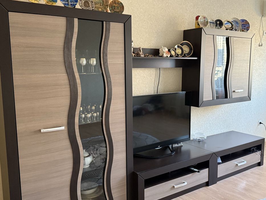 Продам стенку, телевизор и ковер