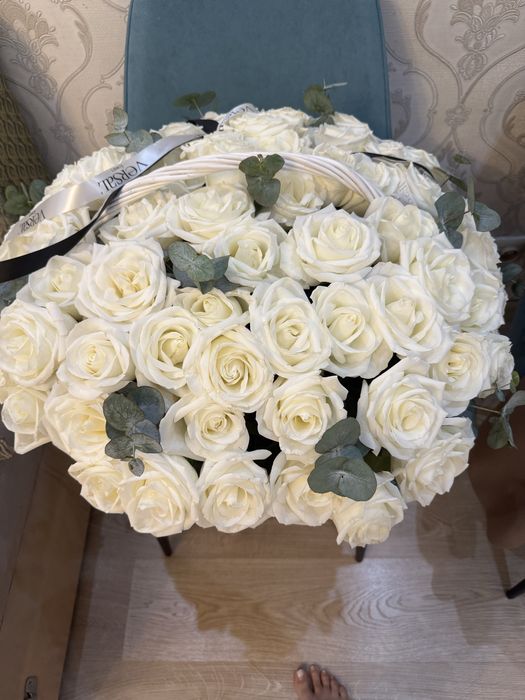 Продам свежий Букет из роз в корзине