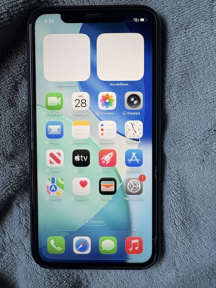 iPhone 11 с оригинално зарядно и 4 кейса