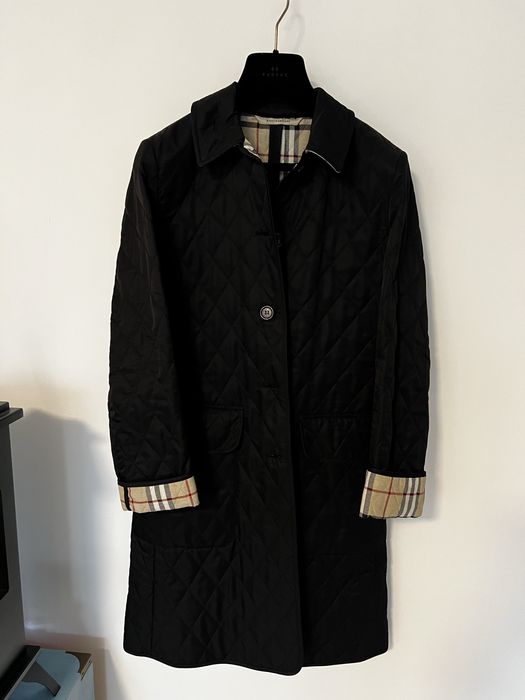 Pardesiu negru de la Burberry