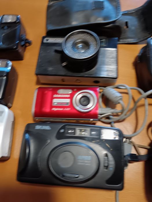 Фотокамери различни по марка и вид.