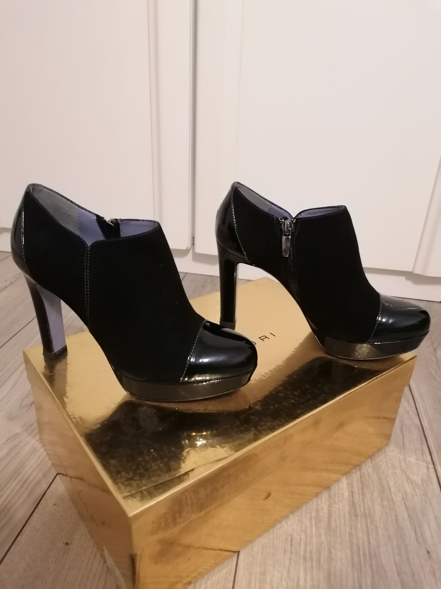 Botine piele lăcuită