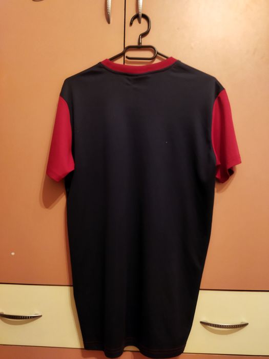 Продавам тренировъчен екип на Барселона.